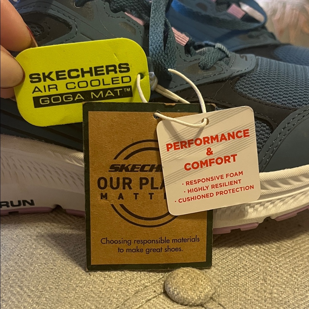 NWT Skechers Women's Go Run consistent 20 air cooled Sneakers - Picture 3 of 3